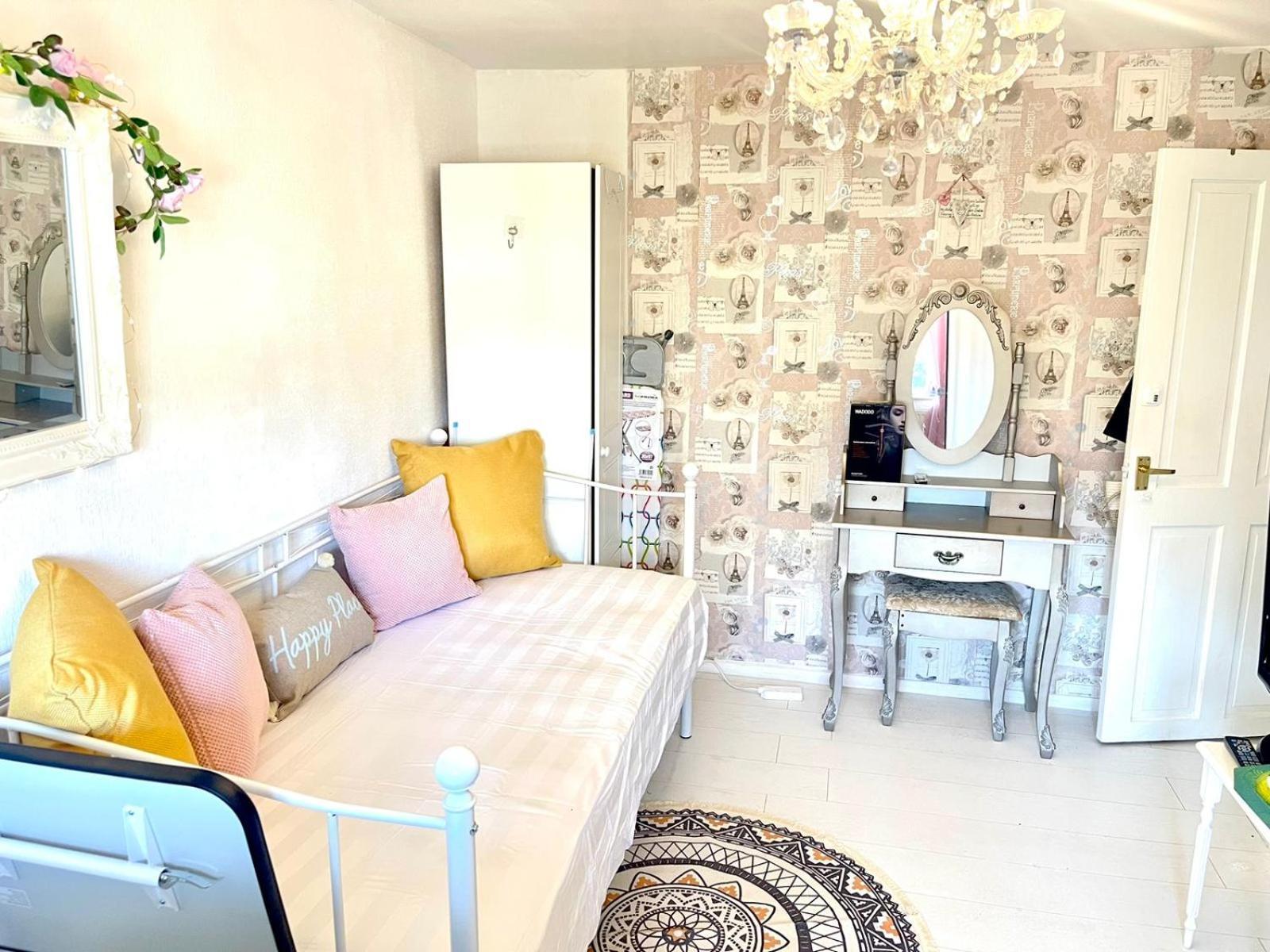 Happy Place With Kitchenette- Female Only London Exterior photo